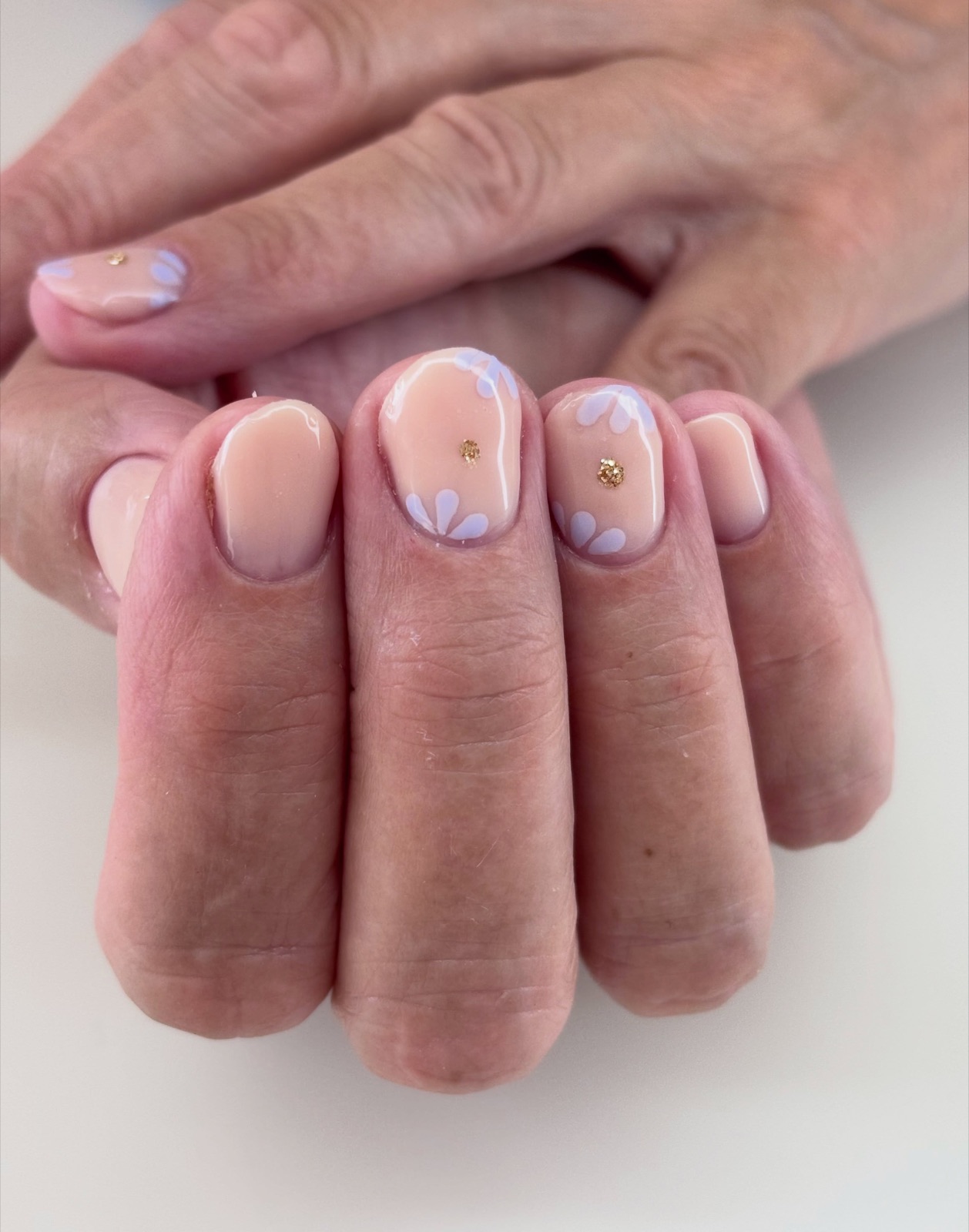 Nude gellak met floral nail art