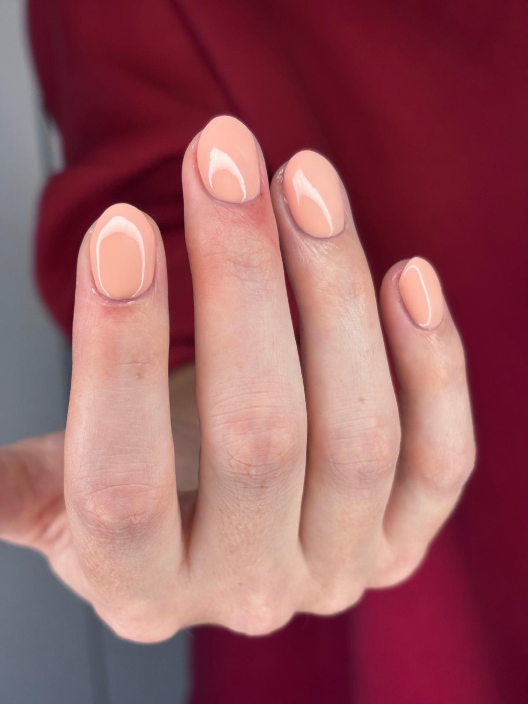 Zachte perziktint op korte nagels