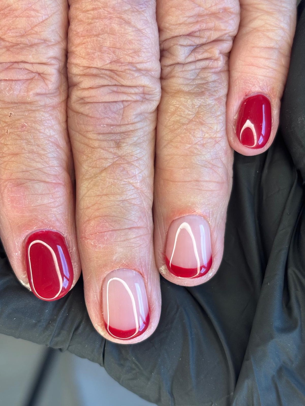 Rood met een fijne lijn in nailart