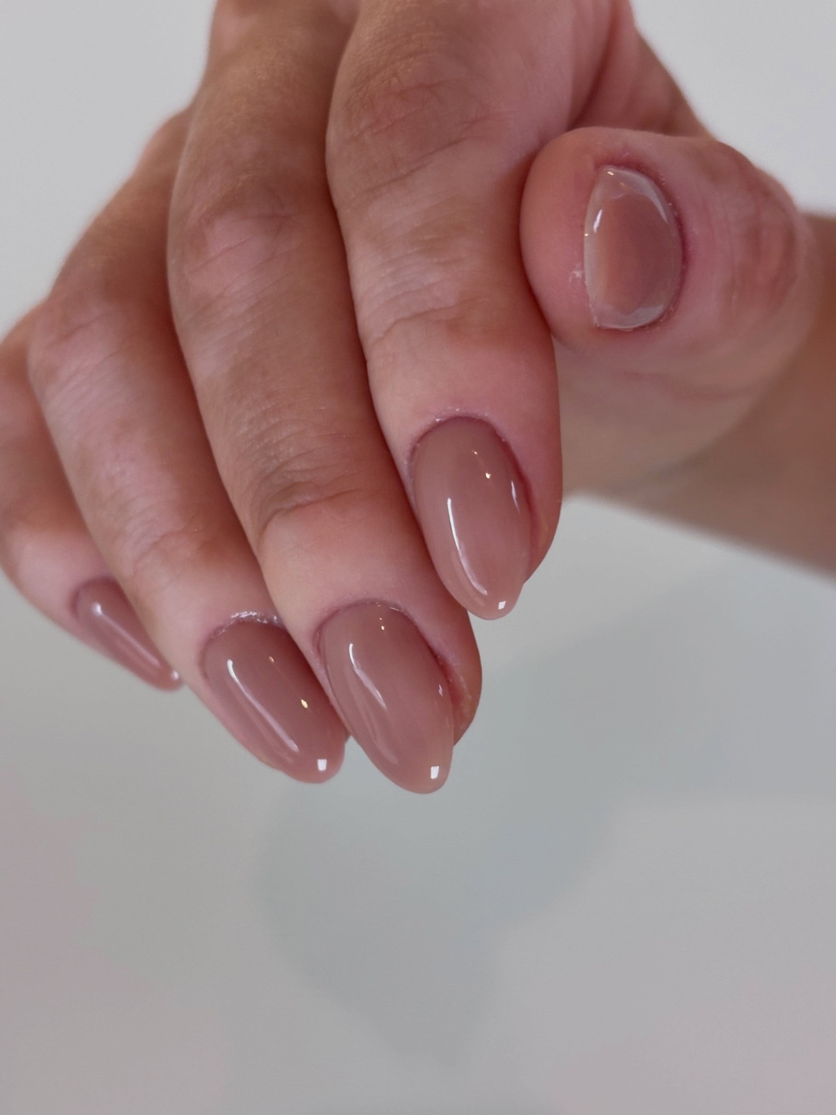 Nagels in de kleur Toasted, gezet door Lauranne van Atelier Poppy